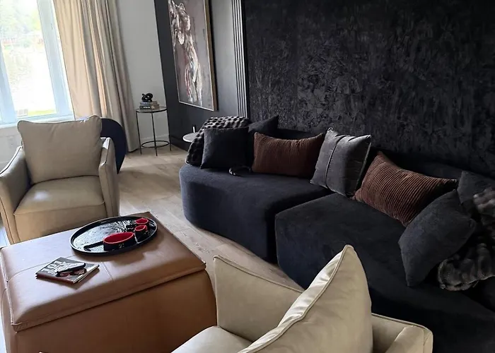 Velvet - Couples Getaway With Exclusive Velvet Room * Rockford