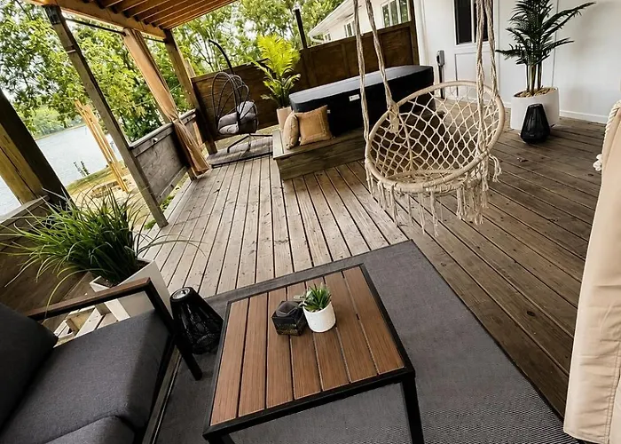Velvet - Couples Getaway With Exclusive Velvet Room *