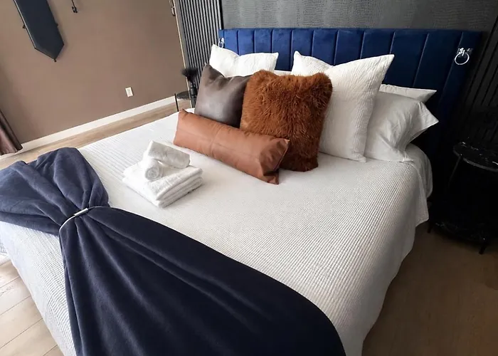 Velvet - Couples Getaway With Exclusive Velvet Room *