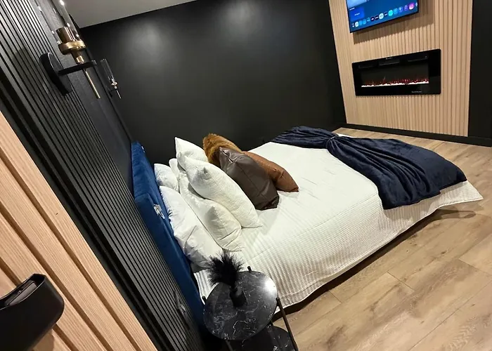 Velvet - Couples Getaway With Exclusive Velvet Room *